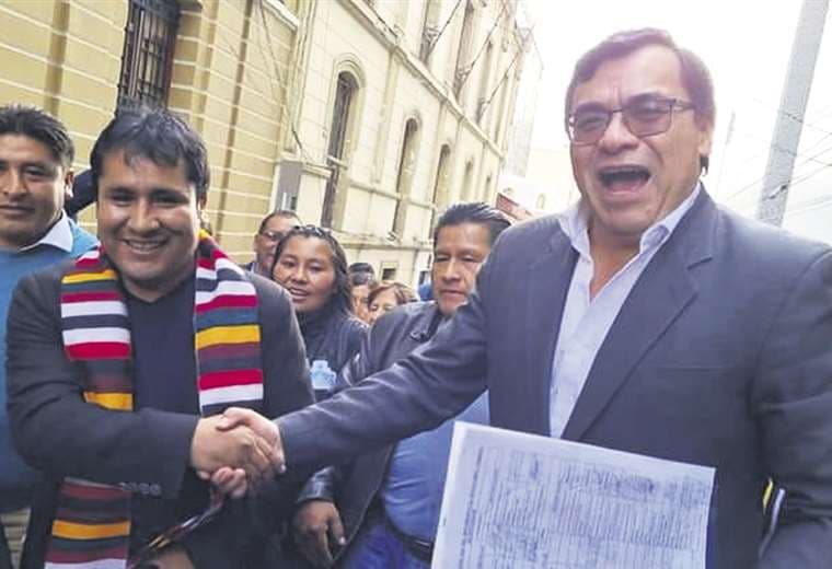 Huaytari junto al presidente de la Cámara de Diputados ayer en La Paz