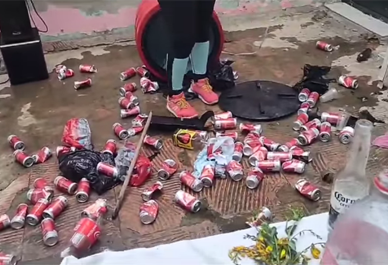 Las latas de cervezas en la estación policial de Satélite Norte