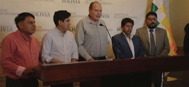 Autoridades bolivianas y el problema del Euro 4 en Perú