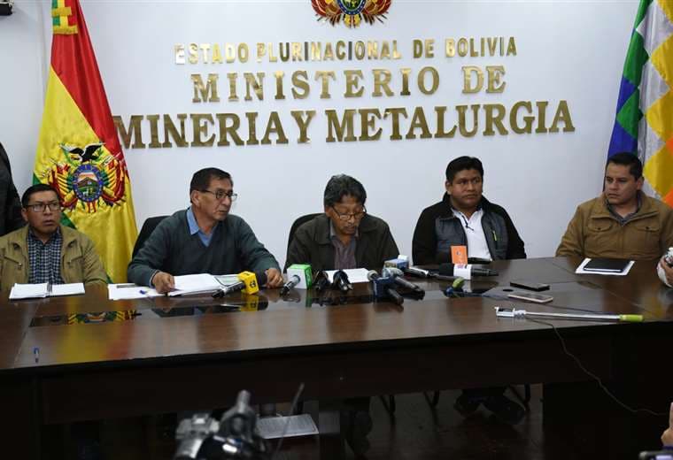 Los ministros de Minería, Marcelino Quispe, y Medio Ambiente, Rubén Méndez. Foto: APG