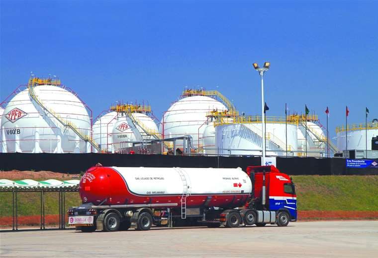 YPFB inicia venta de 2.000 toneladas métricas de GLP a Petropar