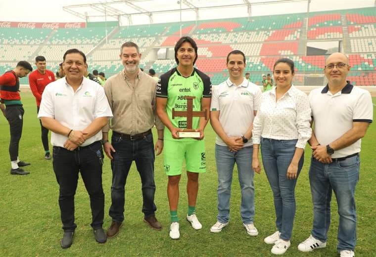 Marcelo Martins recibió reconocimiento por destacada carrera y aporte al fútbol boliviano