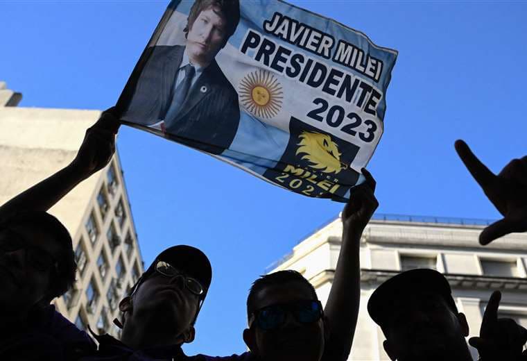 Tras el triunfo de Milei; relación con Argentina dejará lo ideológico y primarán los negocios, según analistas