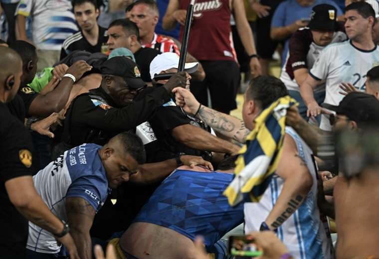 Clásico accidentado: Brasil y Argentina comenzaron el partido tras disturbios