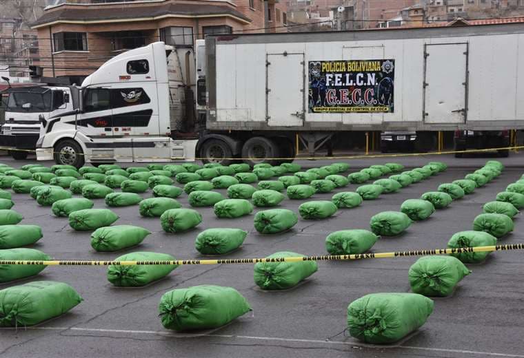 Incautan más de 134 kilos de droga y 185 bultos de coca peruana en operativos antidrogas en La Paz
