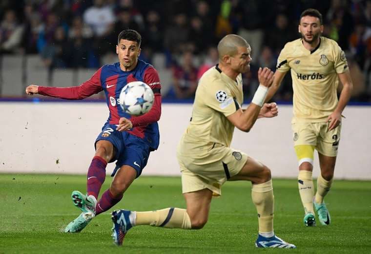 Imagen del partido entre Barcelona y Porto. AFP