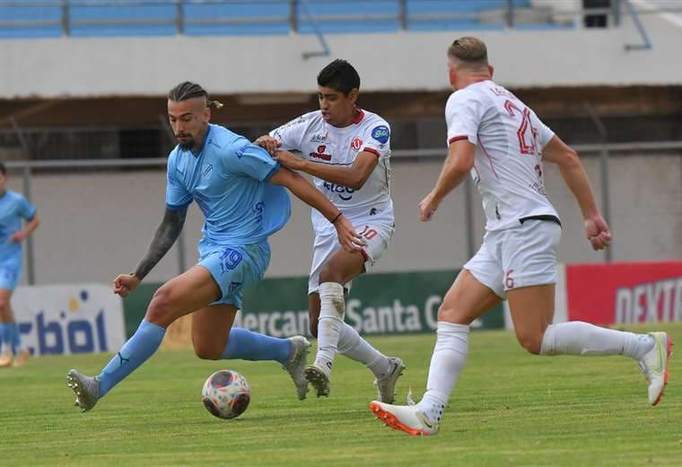Universitario arañó el empate 1-1 ante Bolívar en la ida de cuartos de final