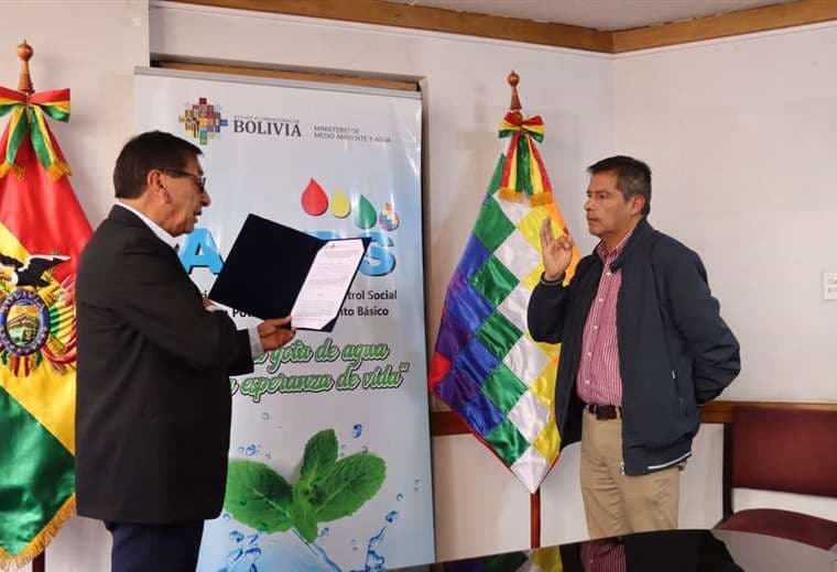 El ministro de Medio Ambiente y Agua Rubén Mendez posesiona a la nueva autoridad