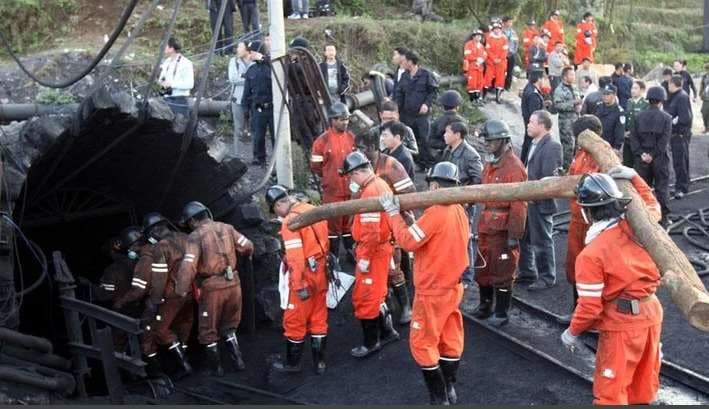 Rescatistas en el ingreso de la mina / Foto: RRSS