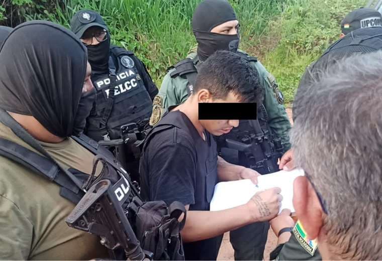 Igor Oliveira de Campos al ser entregado a la Policía Federal de Brasil.