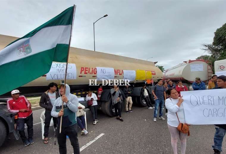 "Cisterneros" bloquean oficinas de YPFB para pedir que se normalice la entrega de diésel