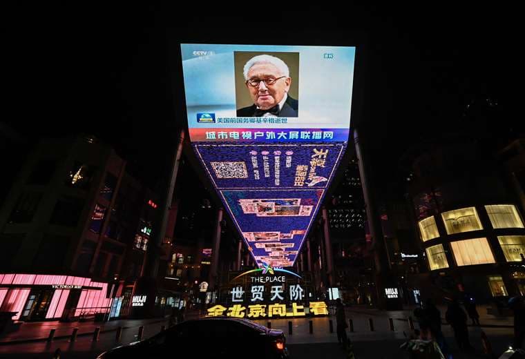 Una pantalla al aire libre en Beijing difunde la noticia / Foto: AFP