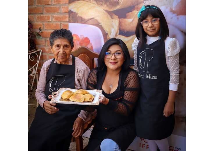 Bertha, Paola y Anel, elaboran empanadas artesanales