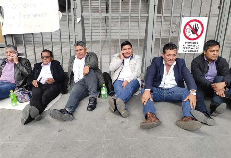 Los alcaldes cruceños habían instalado una vigilia en puertas de la Asamblea/ Amdecruz