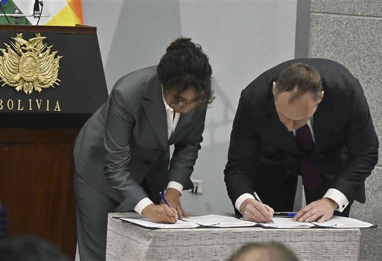 Firma del acuerdo para la construcción de tres plantas en el Salar de Uyuni / AFP