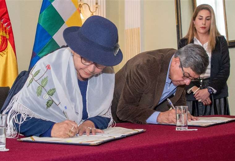 La canciller y el rector de la Universidad Juan Misael Saracho firnaron un acuerdo.