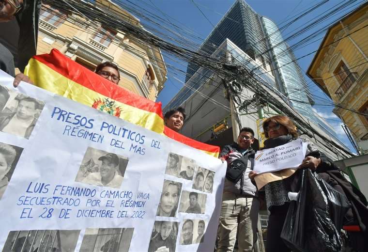 Activistas exigen la libertad de presos políticos. Fotos APG