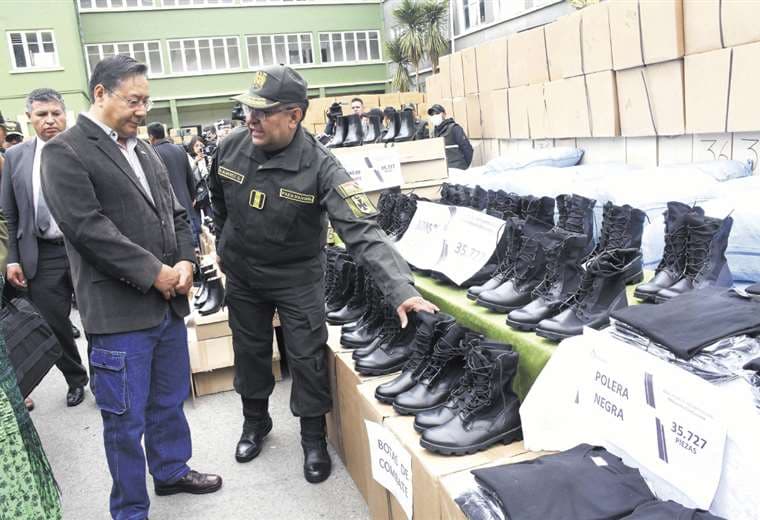 El presidente entregó equipamiento a la Policía.