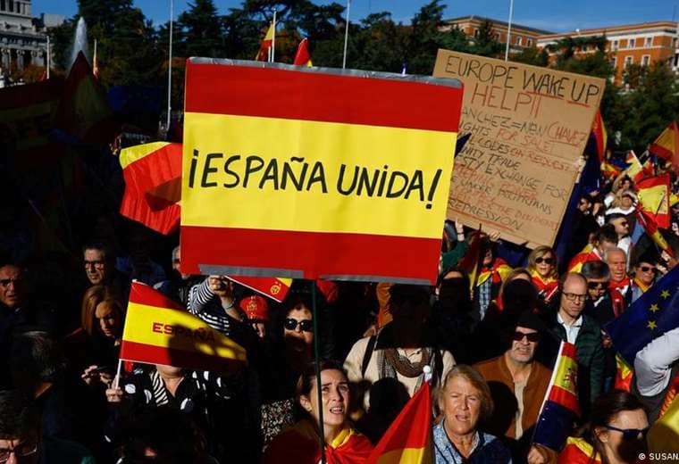 Miles protestan en Madrid contra amnistía a los independentistas catalanes