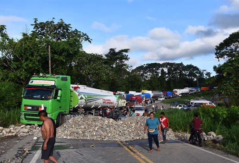 Transportistas de Chapare mantienen bloqueo de carretera y demandan obras. Foto: APG