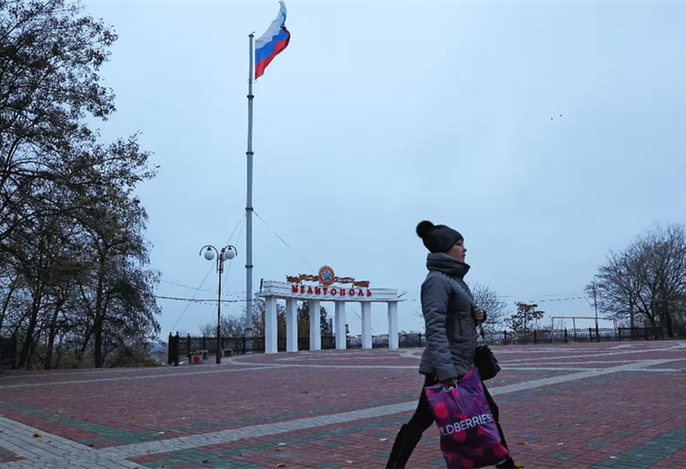 Cómo presiona Moscú a los ucranianos en las zonas ocupadas para que se conviertan en ciudadanos rusos