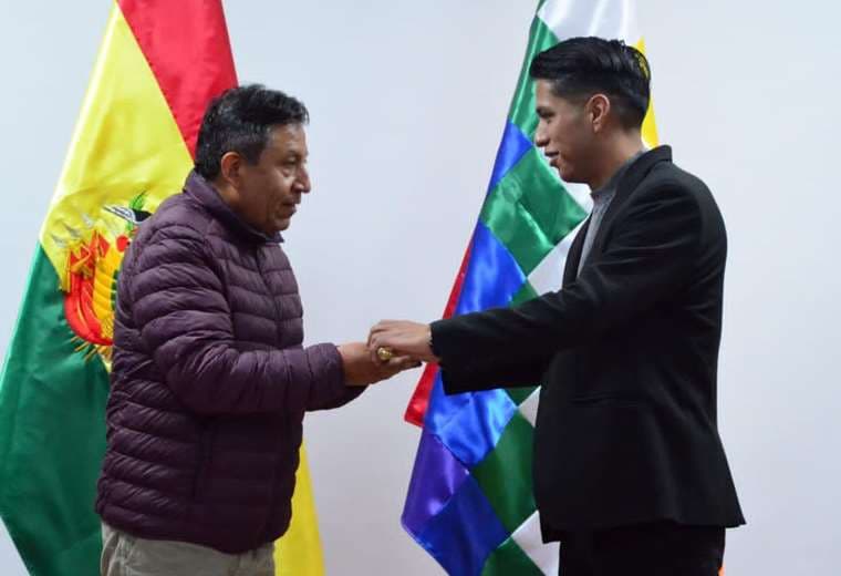 Choquehuanca recibe el bastón de mando de parte de Rodríguez. Foto: Vicepresidencia