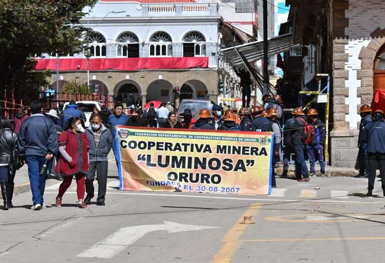 Bloqueo de mineros en la plaza 10 de febrero/ Foto: Emilio Huáscar - APG