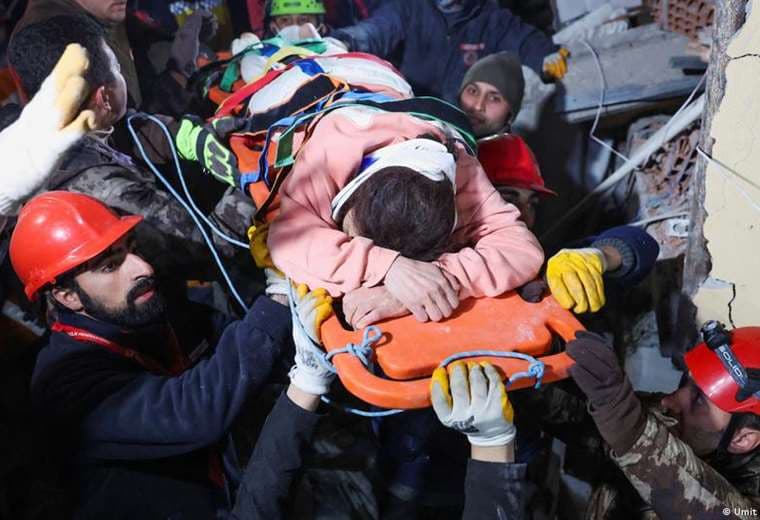 Milagroso rescate de mamá y bebé tras 90 horas bajo los escombros