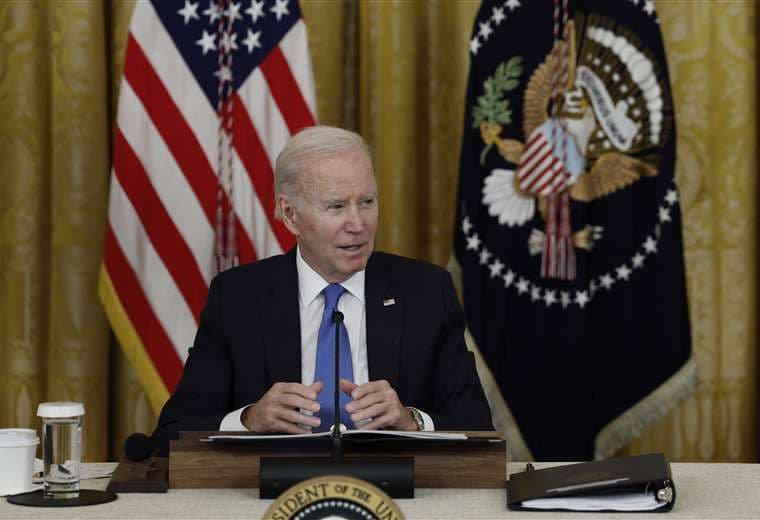 Biden prohíbe al gobierno de EEUU usar programas informáticos espía