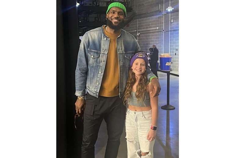 LeBron James junto a una niña