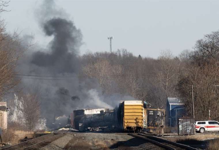 Accidente en Ohio: el miedo en una ciudad de Estados Unidos tras el descarrilamiento de un tren con sustancias químicas