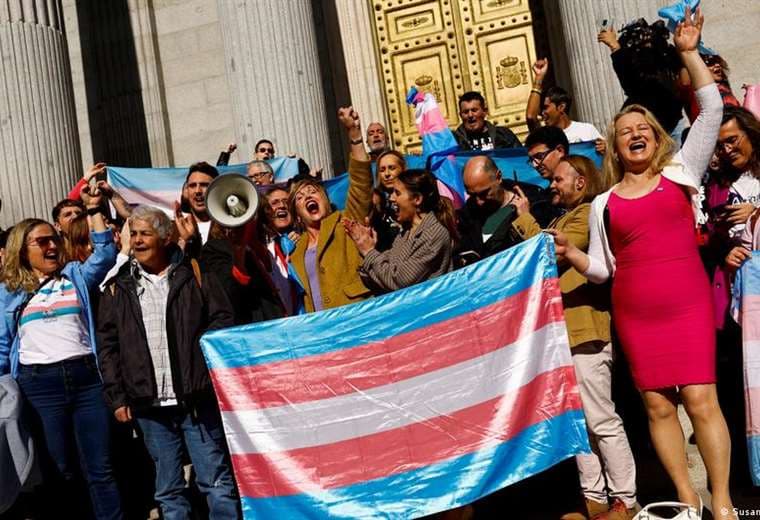 España aprueba nuevas leyes de aborto y autodeterminación de género