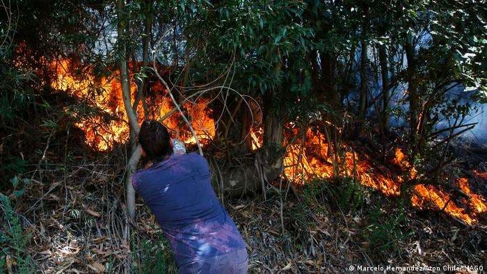 Chile contiene incendios en el sur, pero mantiene la alerta por clima adverso