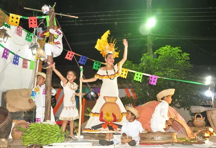 Carnaval: en las provincias cruceñas ya alistan tamboritas, carros alegóricos y comidas típicas para recibir a turistas