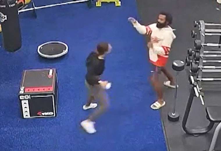 "Nunca te rindas": la mujer que logró frenar a golpes a un hombre que la atacó en un gimnasio en EEUU