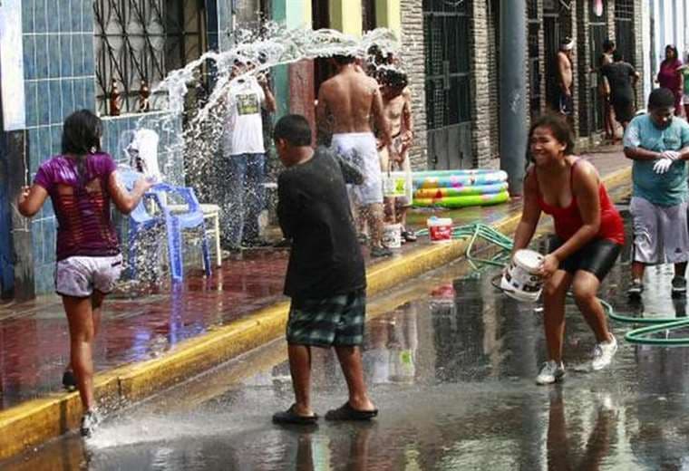 Jóvenes y niños jugando con agua en Carnaval/ Imagen de referencia 