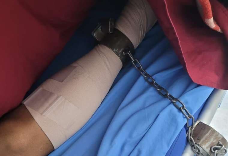 La pierna de Apaza enmanillada a la cama del hospital  