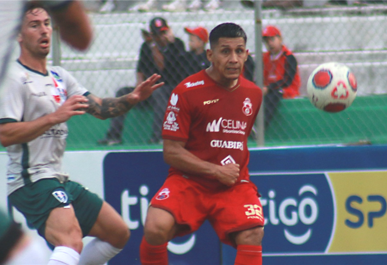 Navarro (32) de Guabirá intenta dominar el balón ante la marca de un rival. Foto. APG