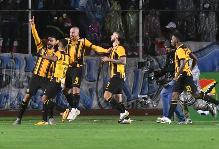 Los jugadores de The Strongest celebran tras marcar ante Bolívar. Foto. APG 