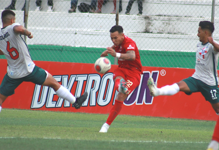 Bruno Miranda, de Guabirá, remata en el partido ante Real Tomayapo. Foto. APG 