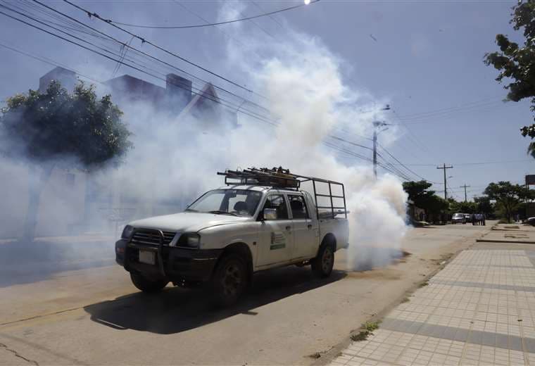 Ante repunte del dengue, el Sedes fumiga y elimina criaderos de mosquitos en la zona sur de Santa Cruz