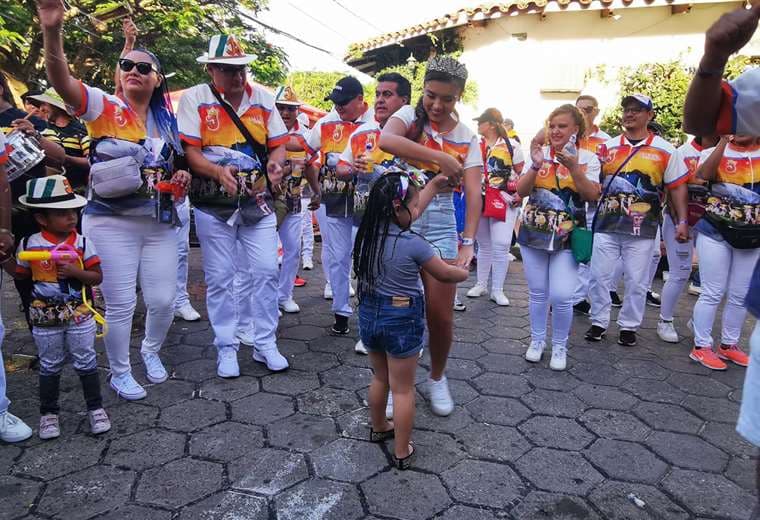 María Laura y los Januchos Jrs. disfrutaron del Carnaval de calle