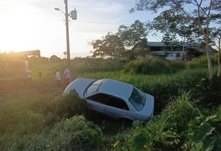 Un vehículo acabó dentro de un canal/Foto: Soledad Prado