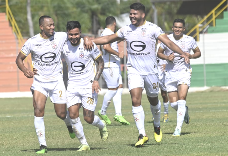 Jugadores de Real Santa Cruz celebran el gol de Edward Vaca (26) ante Guabirá. Foto. AFP