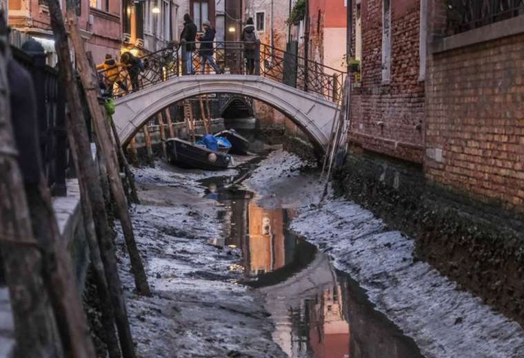 Las impresionantes imágenes de los canales secos en Venecia por una sequía