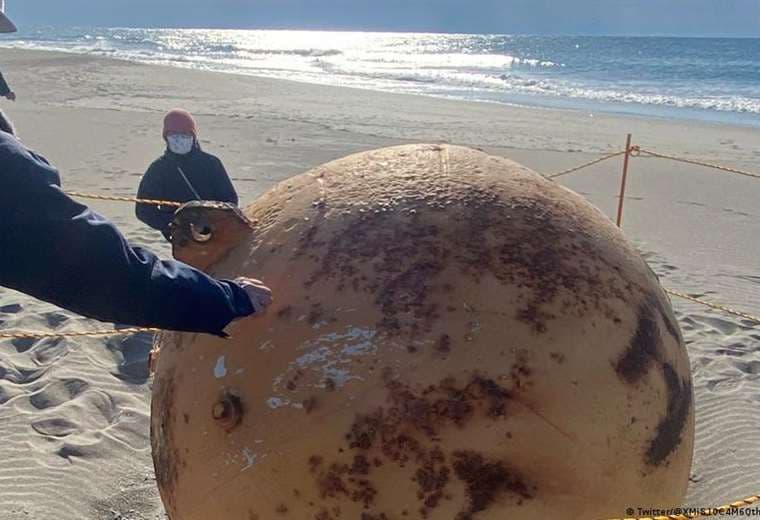 ¿Qué hay detrás de la misteriosa bola metálica hallada en una playa de Japón?