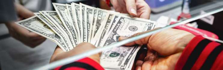 Beneficiarios revelan que las empresas de giro no entregan dólares por escasez de la divisa