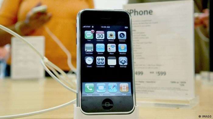 El primer iPhone salió al mercado en 2007 y tenía una cámara 2MP y 8GB de memoria interna