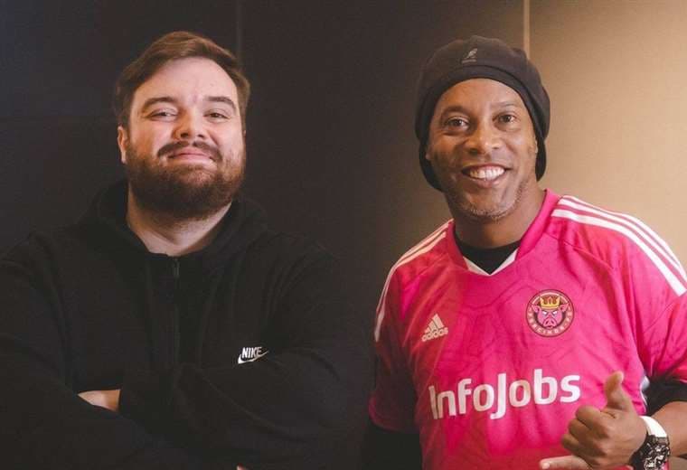 Ibai Llanos y Ronaldinho, nuevo jugador de Porcinos FC