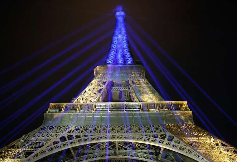 La Torre Eiffel conmemora los 100 años de la desaparición de su creador